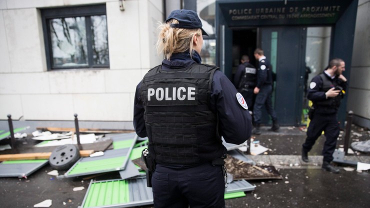 "Śmierć glinom". Francuscy licealiści zaatakowali posterunek. Policjanci schowali się w środku