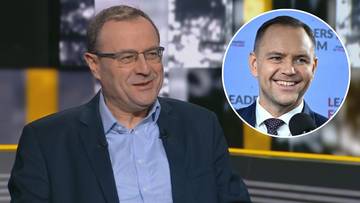 Profesor Antoni Dudek w studio telewizyjnym, obok w okręgu portret Karola Nawrockiego.