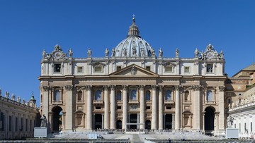 Ewakuowano skrzydło Bazyliki św. Piotra. Podczas papieskiej mszy obsypał się tynk