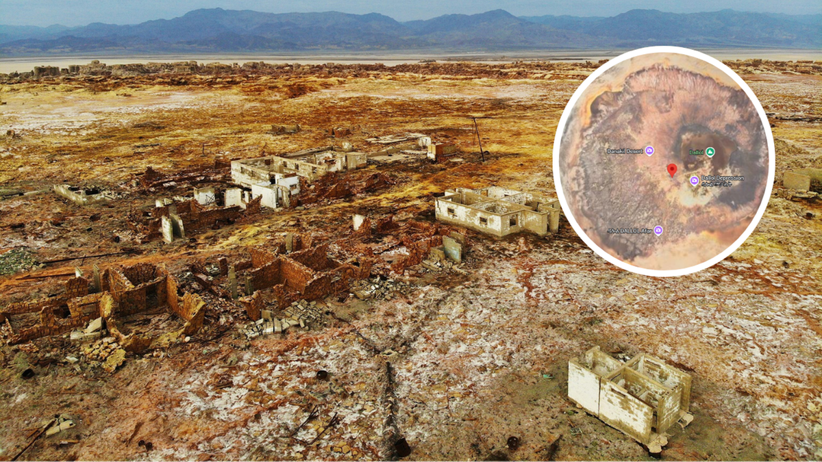 Ruiny budynk&oacute;w w pustynnym krajobrazie Dallol, Etiopia, z widocznym w zbliżeniu systemem hydrotermalnym.