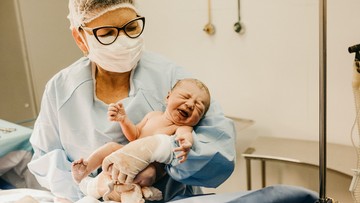 Jak długo w szpitalu po porodzie? Pandemia była przełomowym "naturalnym eksperymentem"
