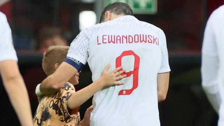 Robert Lewandowski oddał koszulkę dziecku	