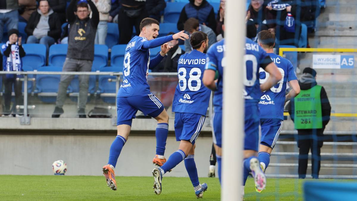 Piłkarze Wisły Płock w niebieskich strojach cieszą się po zdobytej bramce, jeden z zawodnik&oacute;w przybija piątkę koledze.