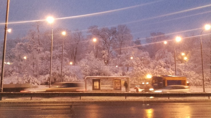 Poranek w Warszawie. Po kostki w mokrym śniegu