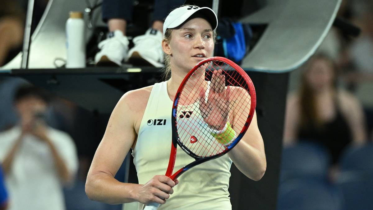 Tenisistka z rakietą w ręku, patrząca w stronę kortu.