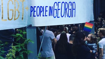 Techno-protest przed ambasadą Gruzji w Warszawie. "Nie ma zgody na agresję policji wobec obywateli"