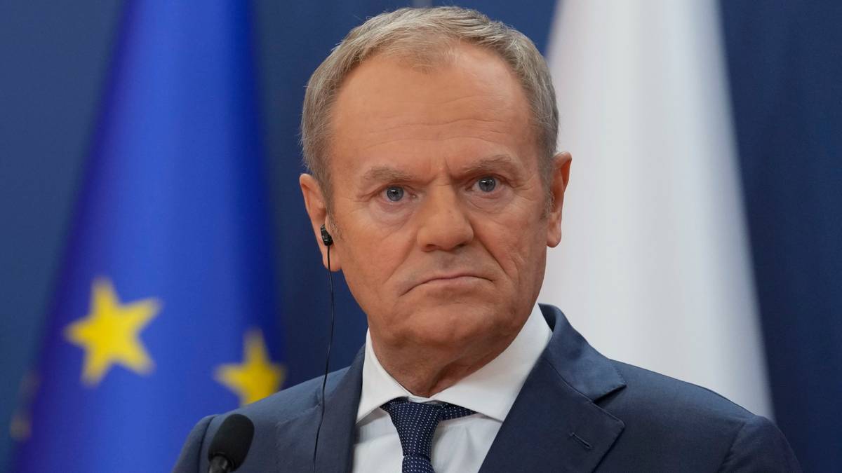 Donald Tusk powinien podać się do dymisji? Polacy pokazali premierowi żółtą kartkę
