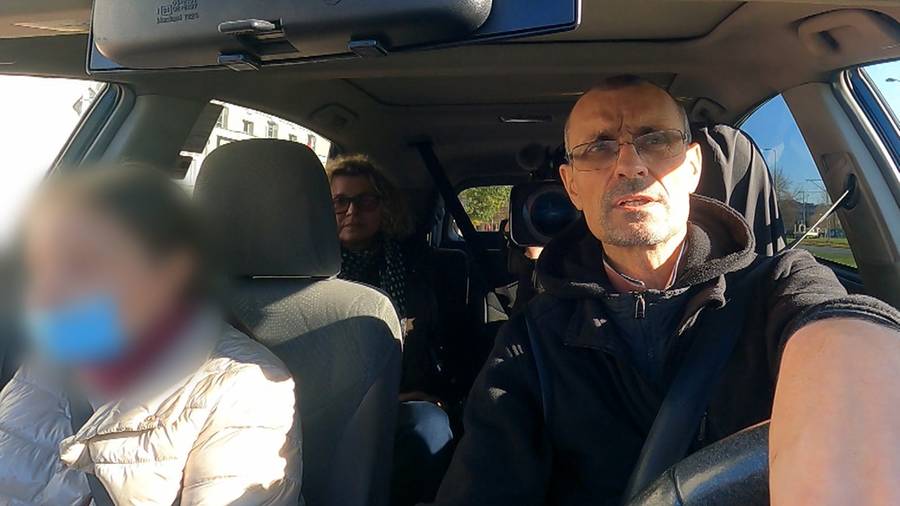 Zdana na pomoc taksówkarza. Nie ma nikogo bliskiego