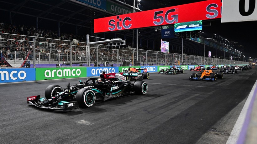 GP Arabii Saudyjskiej: Lewis Hamilton najszybszy! Brytyjczyk i Max Verstappen mają tyle samo punktów!