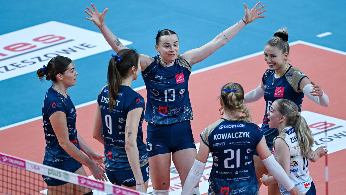 Siatkarki drużyny LOS Nowy Dwór Mazowiecki świętujące zwycięstwo po meczu, z uniesionymi rękami w geście radości.