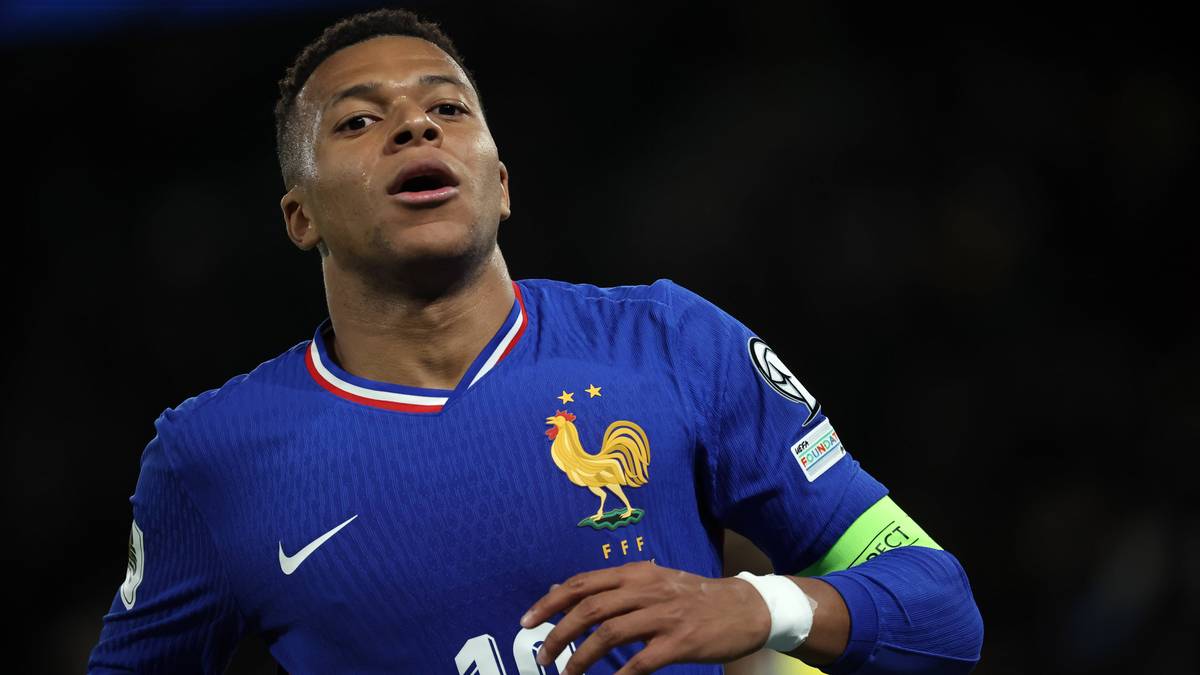 Piłkarz Kylian Mbappé w niebieskiej koszulce reprezentacji Francji z numerem 10.