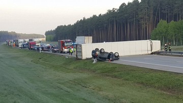 Tir przewrócił się i całkowicie zablokował drogę. Utrudnienia na A2