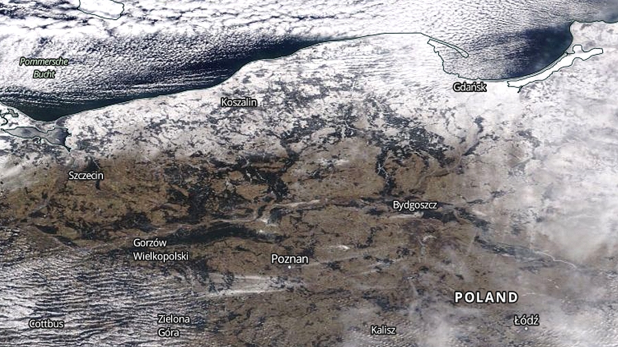 Zdjęcie satelitarne Polski w dniu 28 lutego 2018. Pomorze jest zasypane śniegiem, a przylegające obszary Ziemi Lubuskiej, Wielkopolski i Kujaw są wolne od śniegu. Fot. NASA.