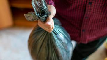 Śmieci przestaną być anonimowe. Polskie miasto wprowadza worki z kodami