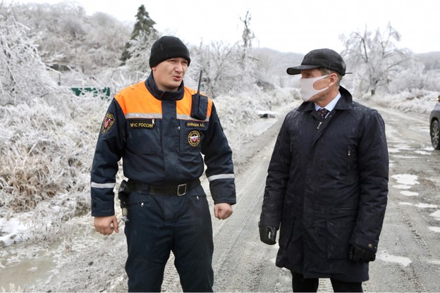 Gubernator regionu Oleg Kożemjako podczas inspekcji szkód 