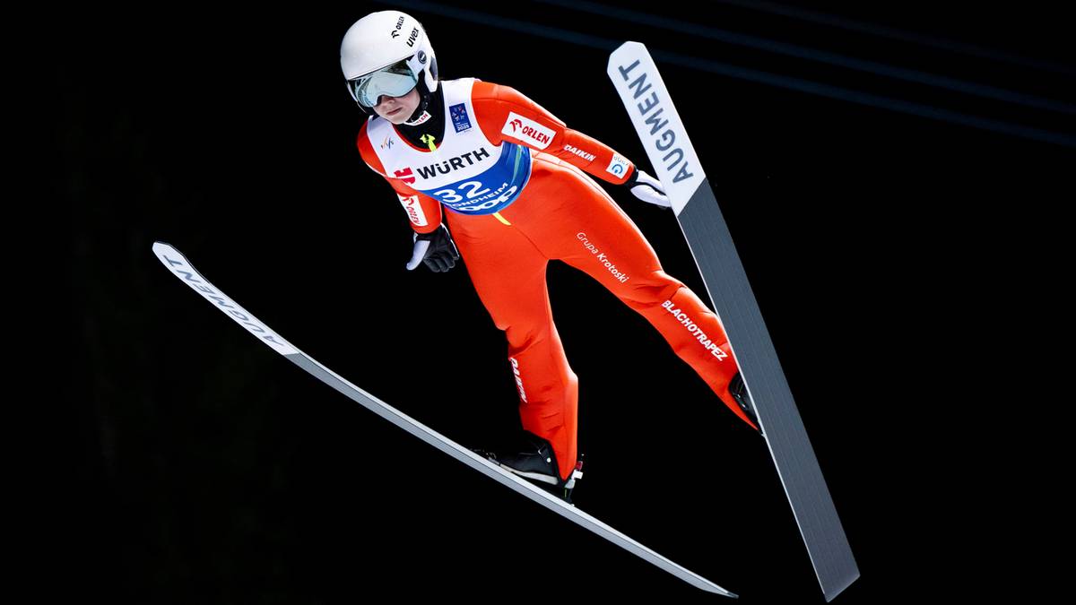 Skoczkini narciarska w locie