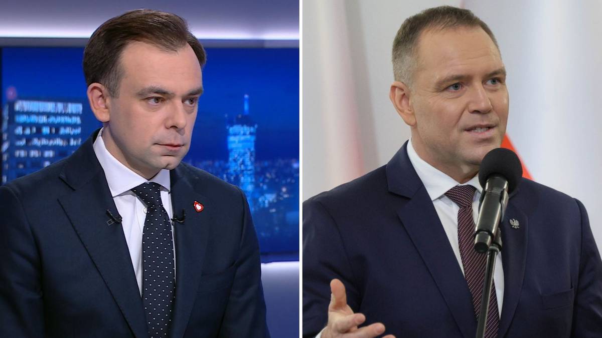 Minister finans&oacute;w Andrzej Domański przemawia do mikrofonu, po lewej stronie widoczny inny mężczyzna w garniturze.