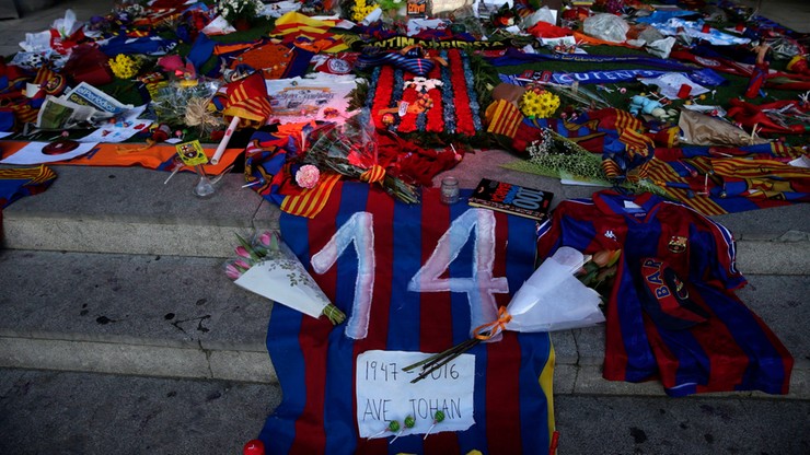 Piłkarze Barcelony oddali cześć Cruyffowi