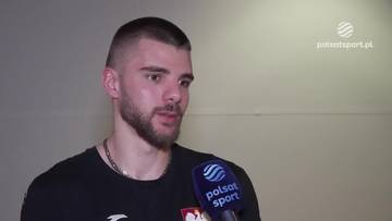 Miłosz Wałach, siatkarz reprezentacji Polski, udziela wywiadu do mikrofonu Polsat Sport.