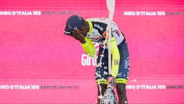 Giro d'Italia: Zwycięzca etapu na badaniach po uderzeniu... korkiem od szampana