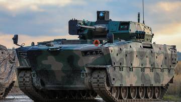 Bojowy wóz piechoty Borsuk w kamuflażu.