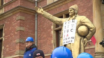 Złoty Tusk przed budynkiem Rady Miasta Gdańska. Happening stoczniowców w obronie ks. Jankowskiego