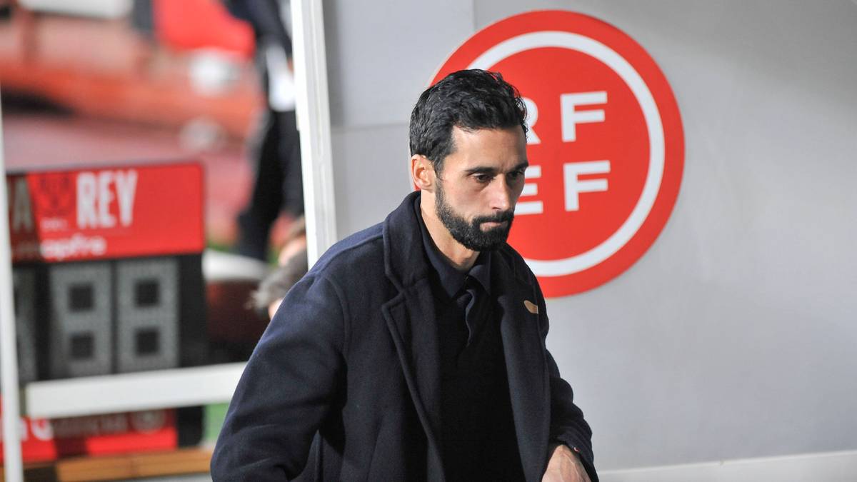 Alvaro Arbeloa, trener Realu Madryt, z logo RFEF w tle.