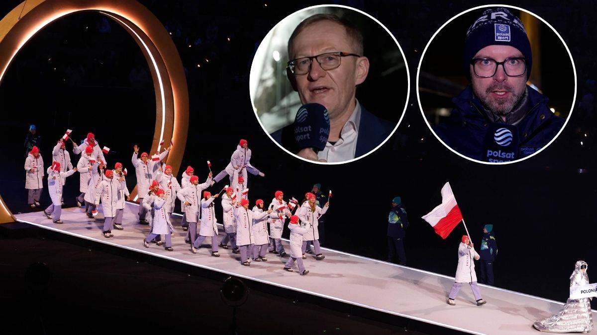 Zdjęcie przedstawia fragment ceremonii otwarcia igrzysk olimpijskich, z grupą młodych ludzi w białych strojach na scenie, a w prawym g&oacute;rnym rogu dwa portrety mężczyzn.