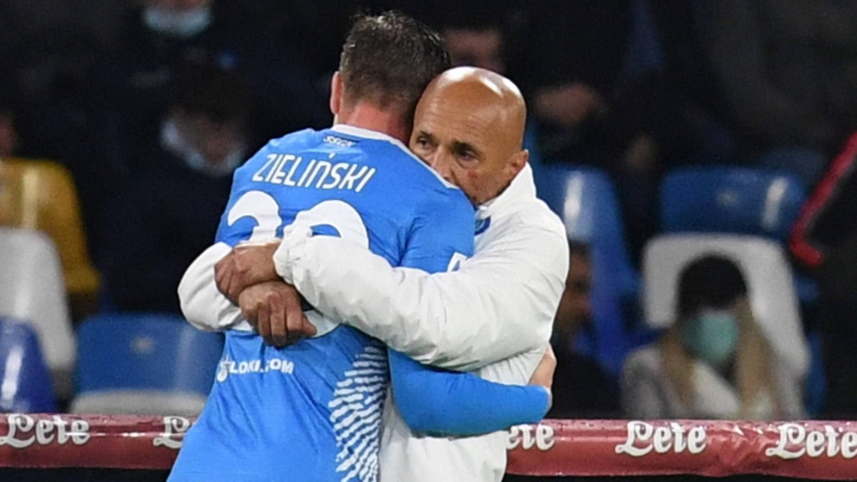 Trener SSC Napoli obejmuje Piotra Zielińskiego po meczu. Obaj mają wyraz twarzy pełen szacunku i uznania.