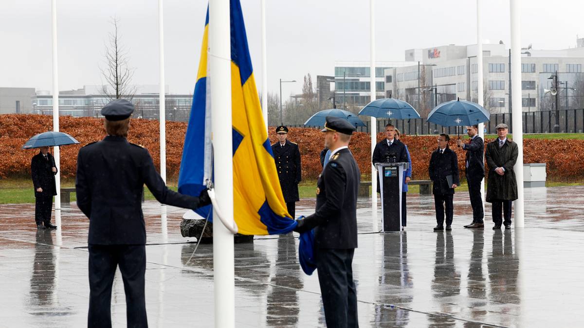 Flaga Szwecji zawisła przed siedzibą NATO. "Historyczny dzień"