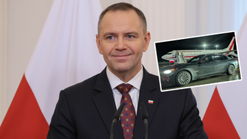 Polityk w garniturze za mównicą z polską flagą w tle, obok zdjęcie samochodu przed samolotem.