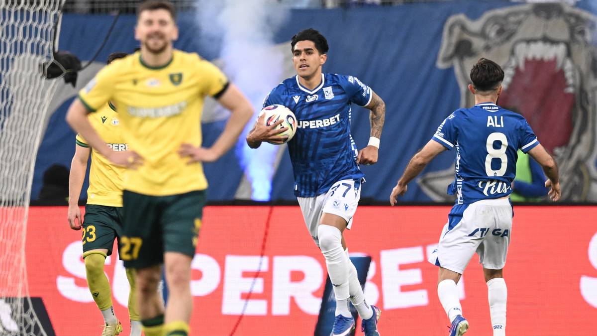 Trzech piłkarzy na boisku podczas meczu.