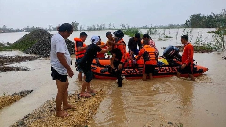 Filipiny. Co najmniej 75 ofiar śmiertelnych tajfunu Rai