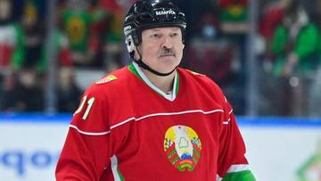 Łukaszenka wywinął orła na meczu hokeja. Białoruski przywódca runął na lód