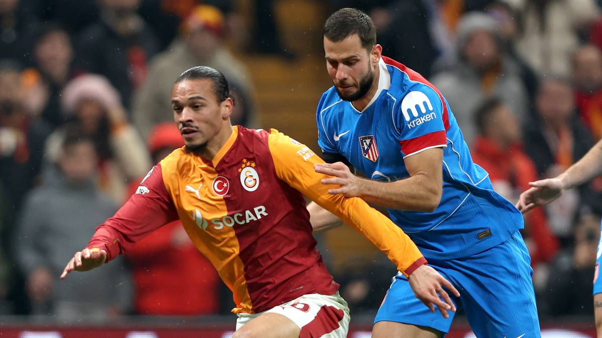 Piłkarze Galatasaray walczą o piłkę z zawodnikami Atletico Madryt na murawie stadionu.