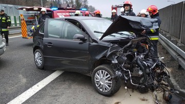 Groźny wypadek na zakopiance. Trzy osoby ranne. Po zderzeniu aut z jednego wypadł silnik