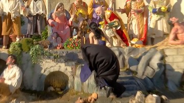 Półnaga kobieta próbowała porwać figurę Jezusa z szopki. Skandal na placu św. Piotra