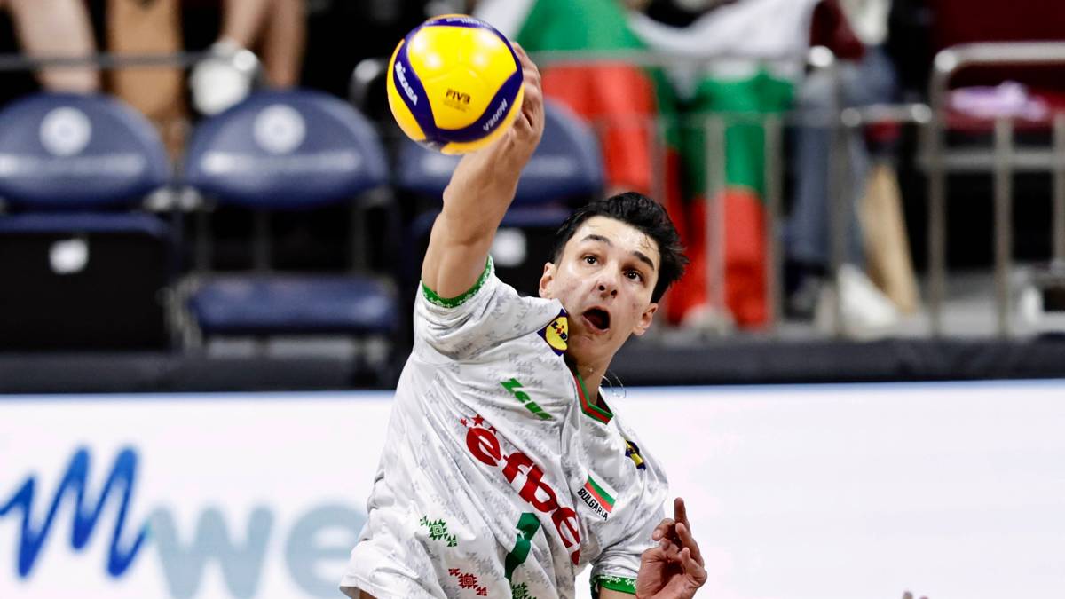 Simeon Nikołow serwuje podczas meczu siatk&oacute;wki.