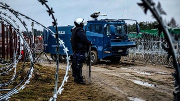 Atak migrantów na granicę. Dwóch żołnierzy rannych 