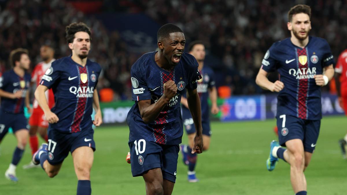 Piłkarze PSG świętujący bramkę na boisku.