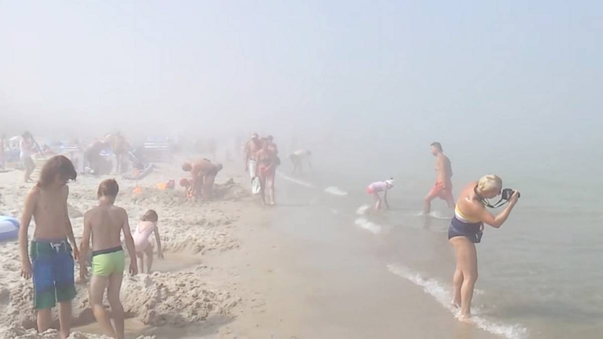 Tak wygląda mgła morska na plaży. Fot. YouTube / jacony1.