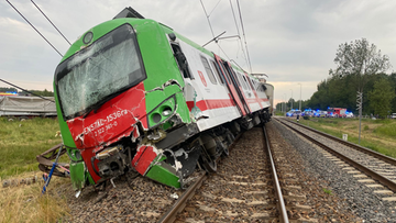 Ciężarówka wjechała wprost pod pociąg. Skład się wykoleił