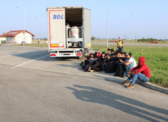 Ponad 30 migrantów w tureckiej ciężarówce. Węgierscy policjanci udaremnili próbę przemytu