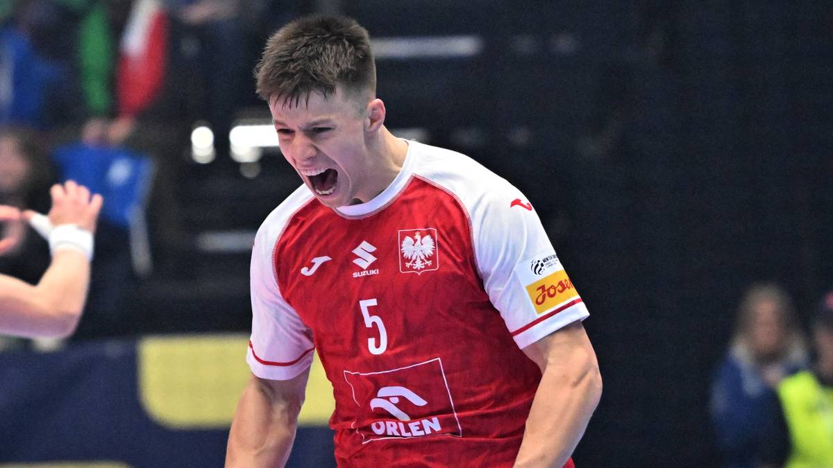 Dw&oacute;ch zawodnik&oacute;w piłki ręcznej świętujących zdobycie bramki.