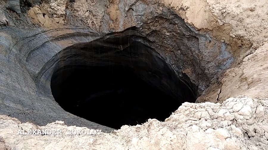 Jeden z dwóch nowych kraterów na Syberii. Fot. Aleksander Sokołow.