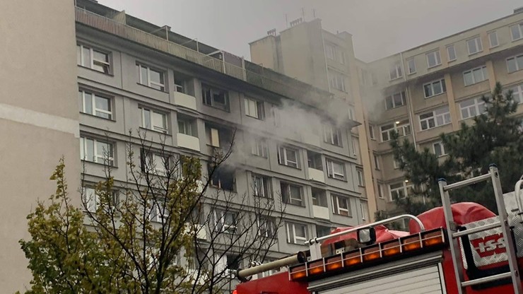 Pożar bloku w Warszawie. Jedna osoba spłonęła