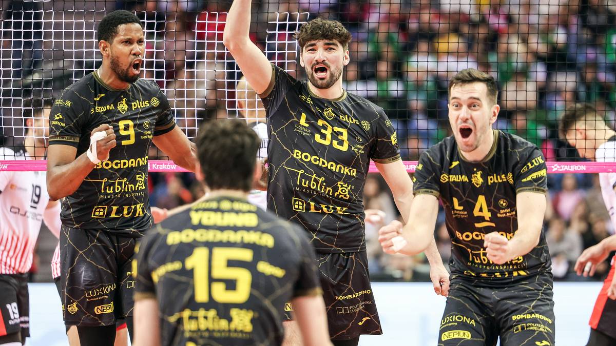 Siatkarze Bogdanki LUK Lublin świętują zdobyty punkt w meczu.