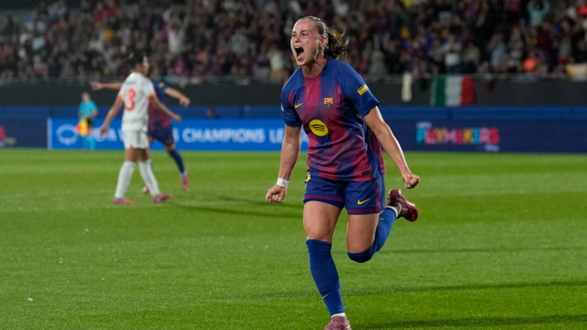 Piłkarka FC Barcelony w niebiesko-bordowym stroju świętuje zdobycie bramki, biegnąc po boisku z uniesionymi rękami i krzycząc.