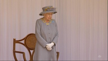 Królowa Elżbieta II miała pokroić tort. Chwyciła za... miecz