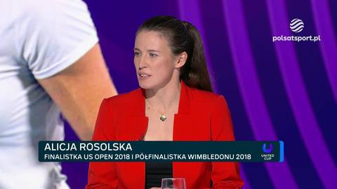 Portret Alicji Rosolskiej, tenisistki, w czerwonym żakiecie, podczas wywiadu.